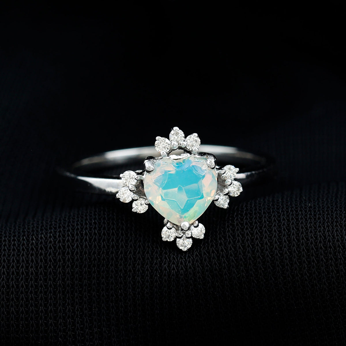 Anillo de compromiso de corazón de ópalo natural de 0,75 quilates con diamante