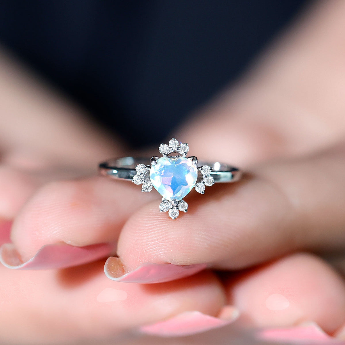 Anillo de compromiso de corazón de ópalo natural de 0,75 quilates con diamante