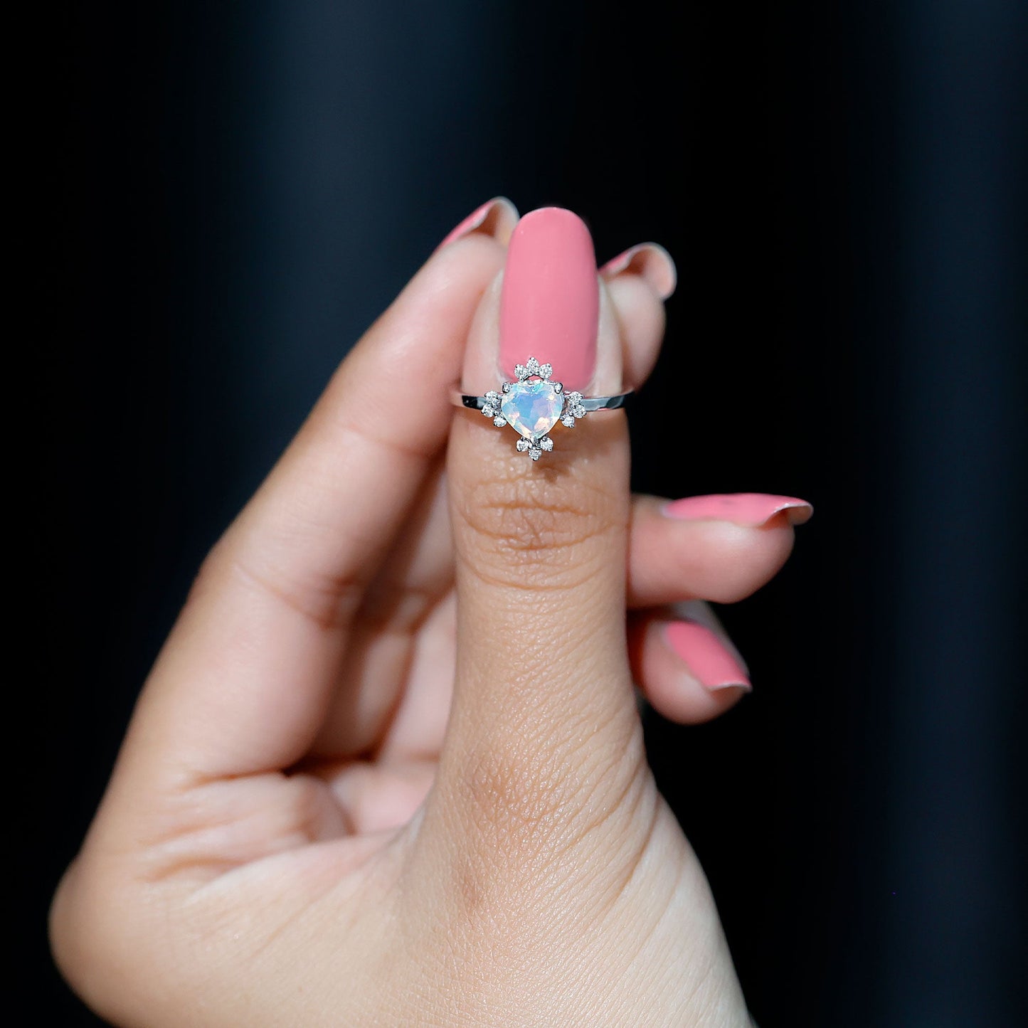 Anillo de compromiso de corazón de ópalo natural de 0,75 quilates con diamante