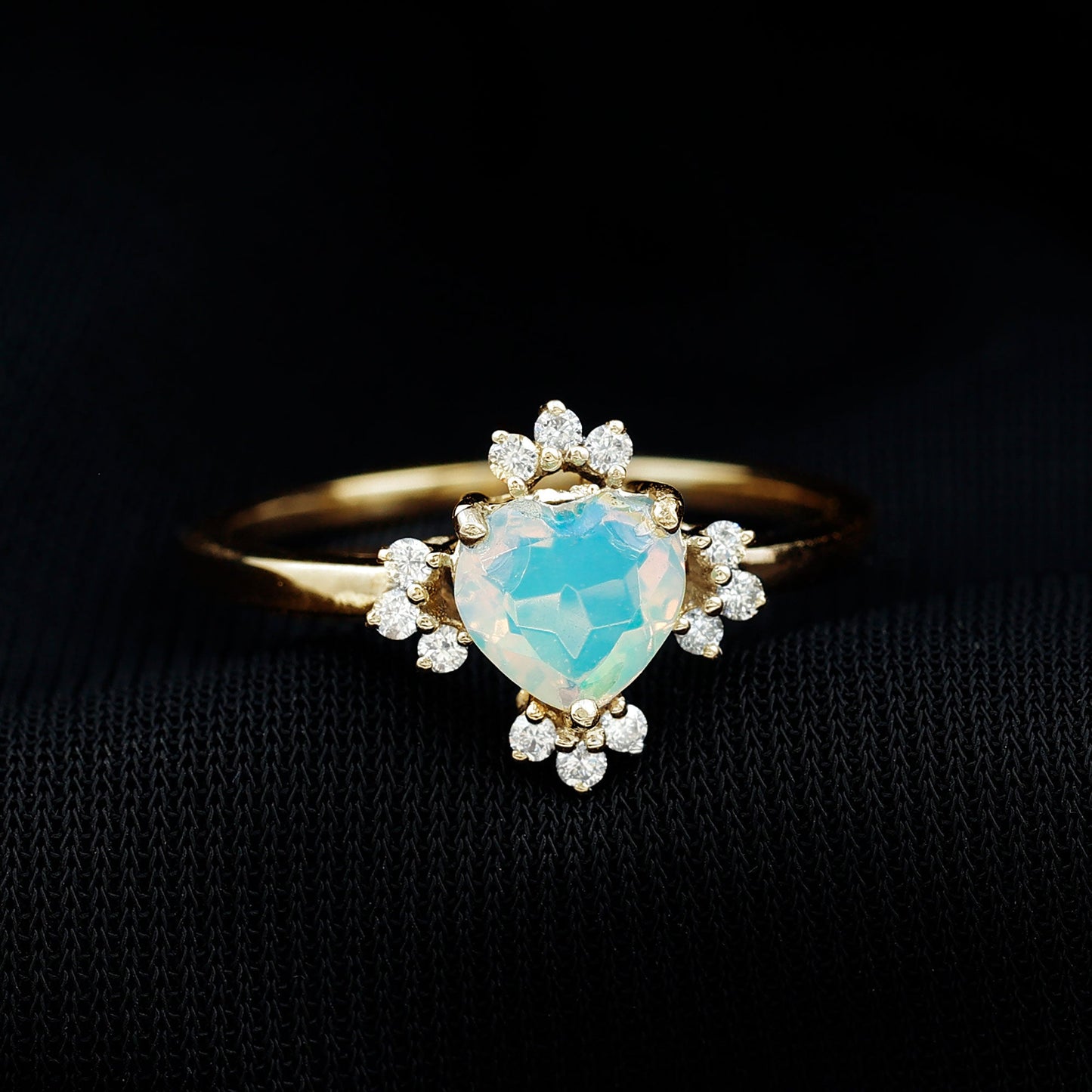 Anillo de compromiso de corazón de ópalo natural de 0,75 quilates con diamante