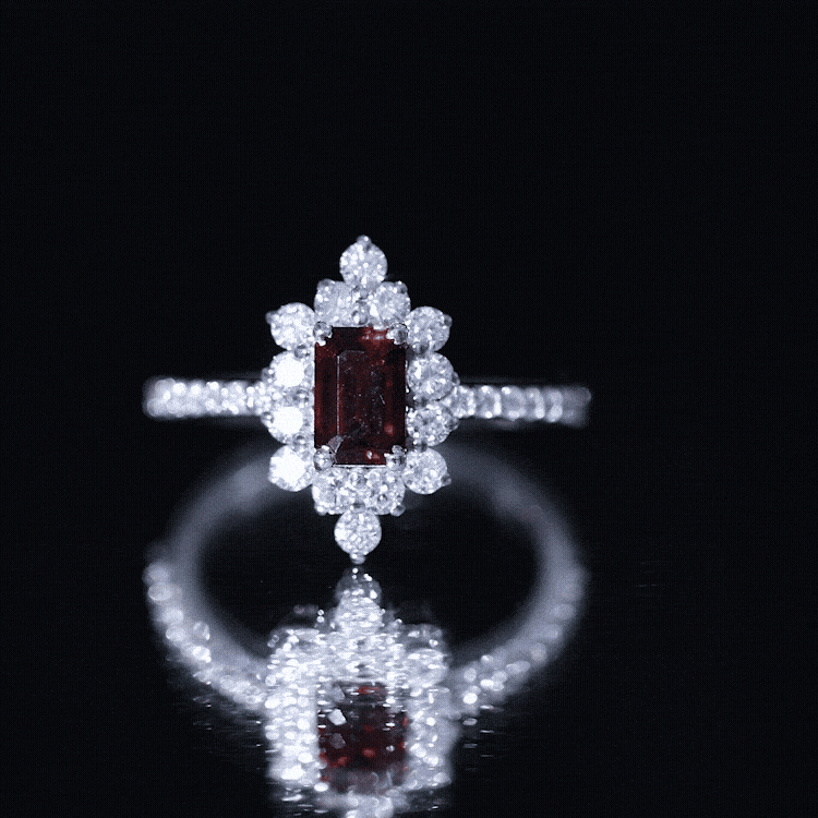 Anillo de compromiso de granate corte esmeralda de inspiración vintage con halo de diamantes