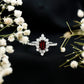 Anillo de compromiso de granate corte esmeralda de inspiración vintage con halo de diamantes