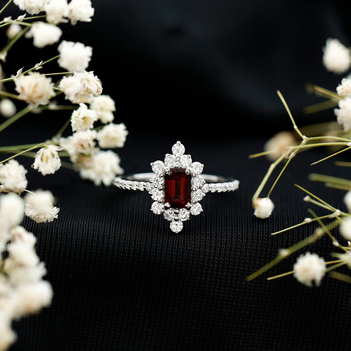 Anillo de compromiso de granate corte esmeralda de inspiración vintage con halo de diamantes
