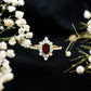 Anillo de compromiso de granate corte esmeralda de inspiración vintage con halo de diamantes