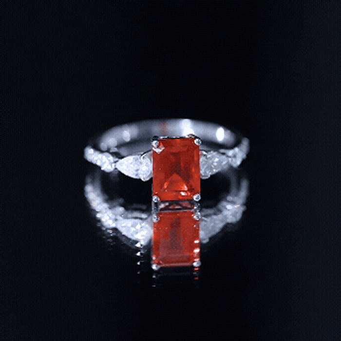 Anillo de compromiso de ópalo de fuego talla esmeralda de 1 quilate con diamantes laterales