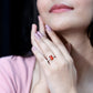 Anillo de compromiso de ópalo de fuego talla esmeralda de 1 quilate con diamantes laterales