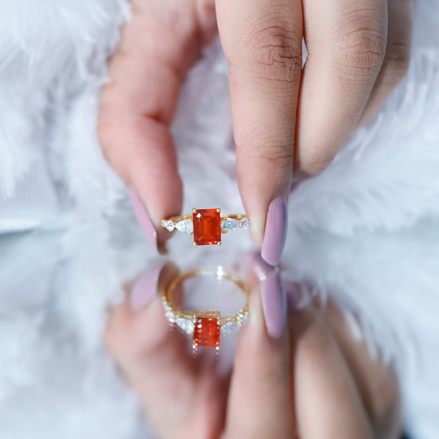 Anillo de compromiso de ópalo de fuego talla esmeralda de 1 quilate con diamantes laterales