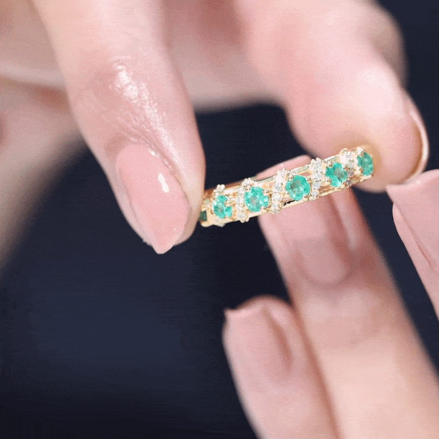 Anillo de boda de diseño para mujer con esmeraldas y diamantes