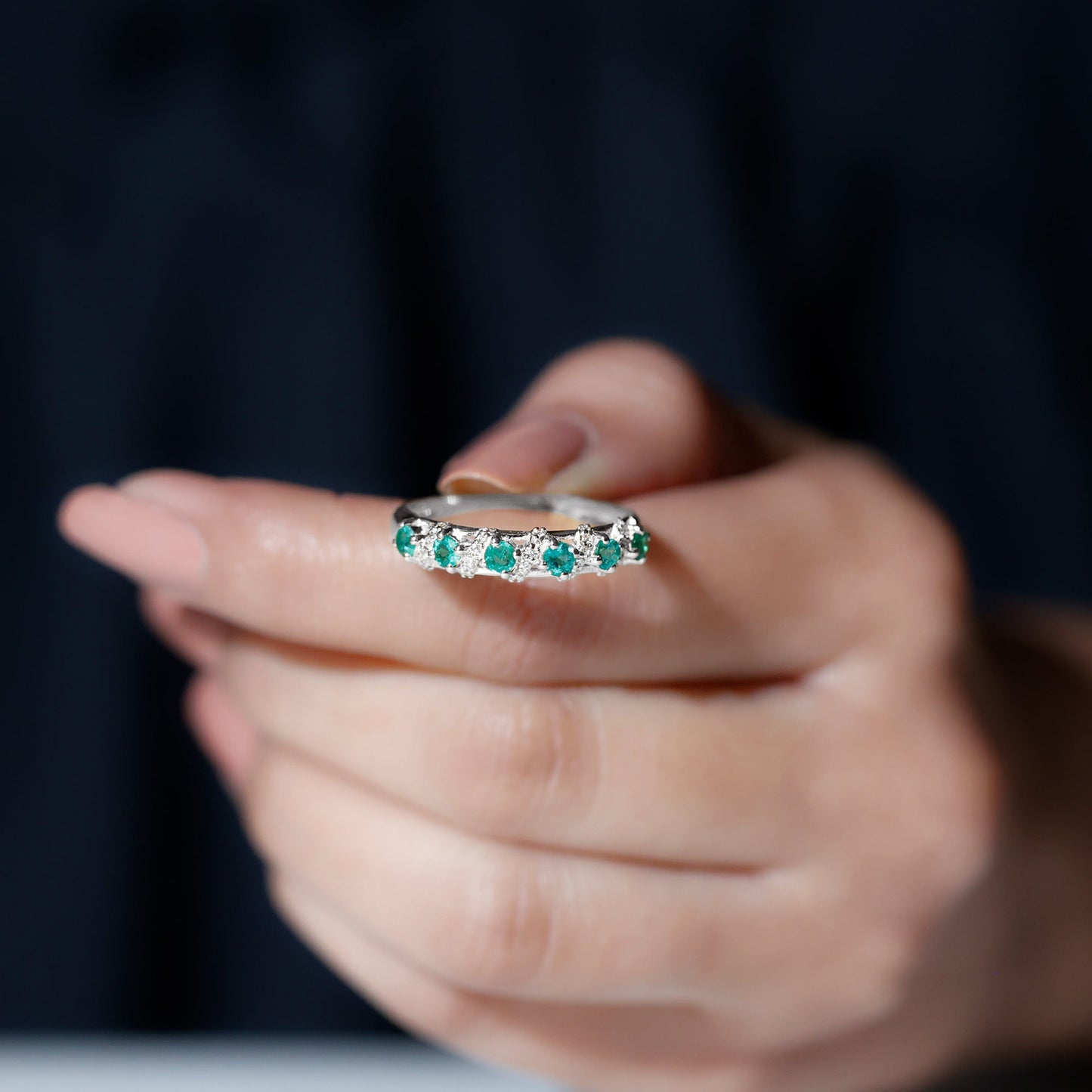 Anillo de boda de diseño para mujer con esmeraldas y diamantes