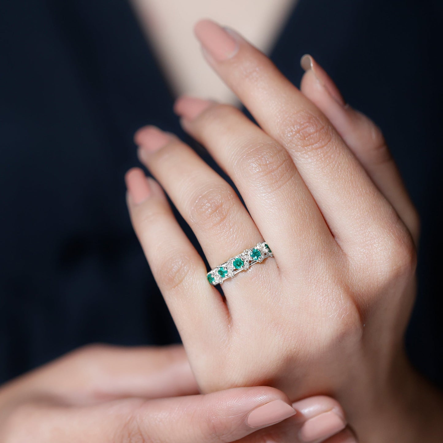 Anillo de boda de diseño para mujer con esmeraldas y diamantes