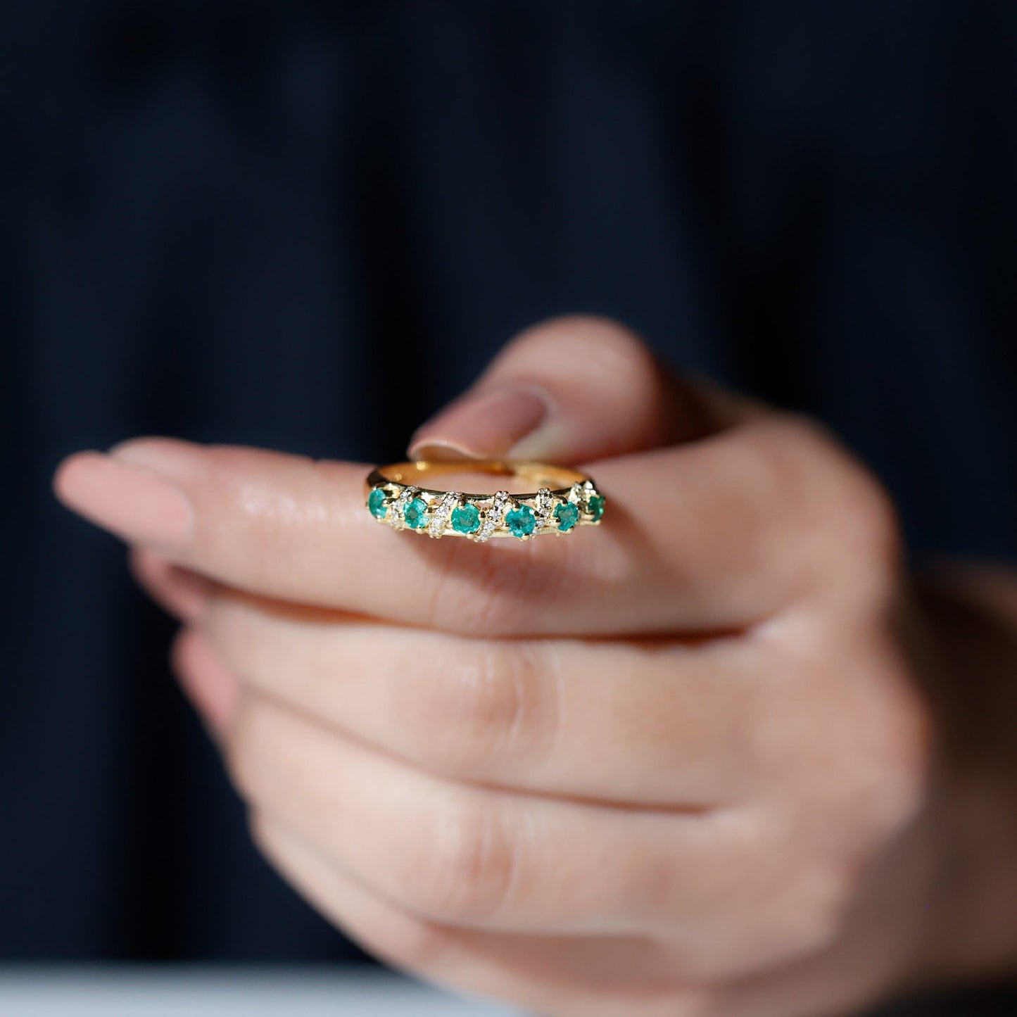 Anillo de boda de diseño para mujer con esmeraldas y diamantes