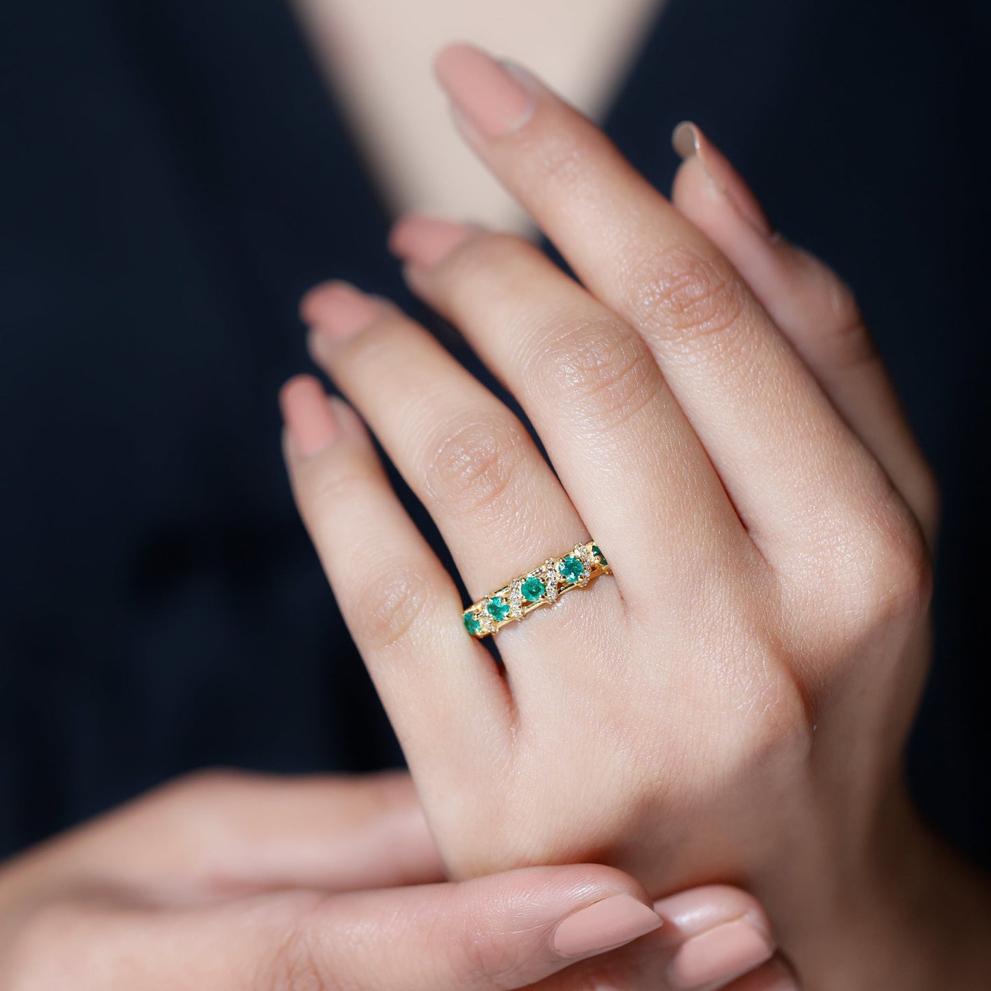 Anillo de boda de diseño para mujer con esmeraldas y diamantes