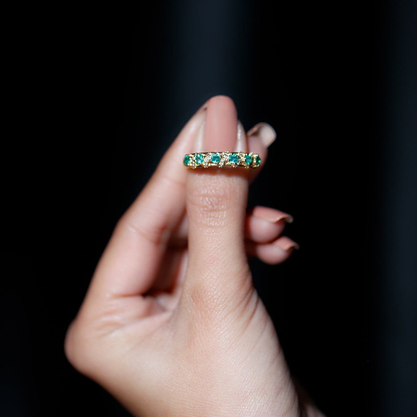 Anillo de boda de diseño para mujer con esmeraldas y diamantes