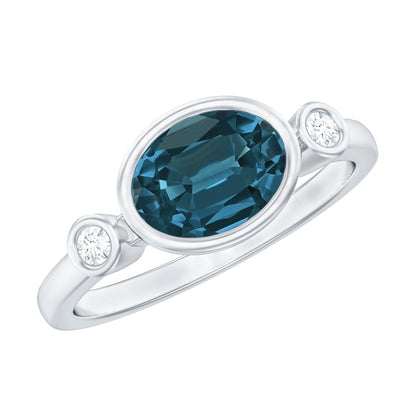 Anillo de compromiso de topacio azul de Londres ovalado engastado en bisel con diamantes