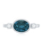 Anillo de compromiso de topacio azul de Londres ovalado engastado en bisel con diamantes