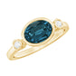 Anillo de compromiso de topacio azul de Londres ovalado engastado en bisel con diamantes