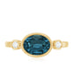 Anillo de compromiso de topacio azul de Londres ovalado engastado en bisel con diamantes