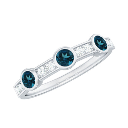 Anillo de media eternidad de topacio azul Londres engastado con bisel y diamantes