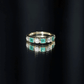 Alianza de boda de medio engaste de esmeraldas y diamantes naturales con montura de bisel