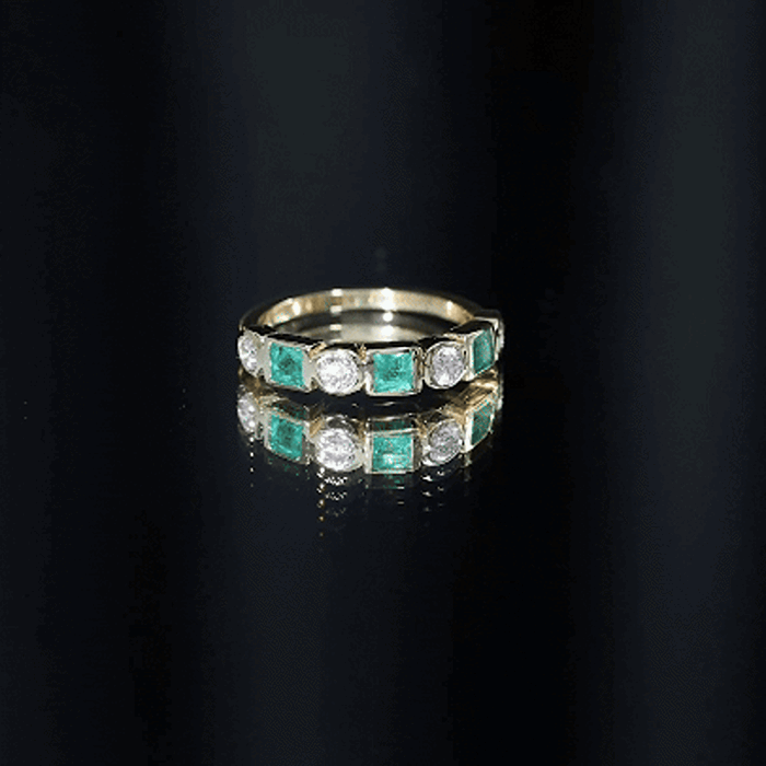 Alianza de boda de medio engaste de esmeraldas y diamantes naturales con montura de bisel
