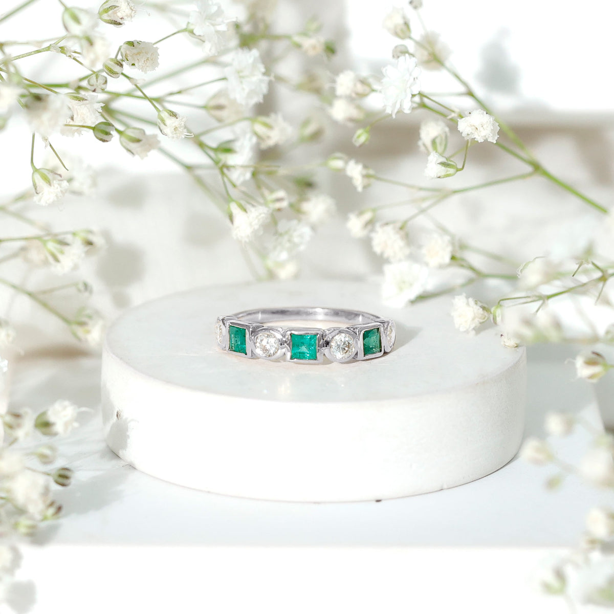Alianza de boda de medio engaste de esmeraldas y diamantes naturales con montura de bisel