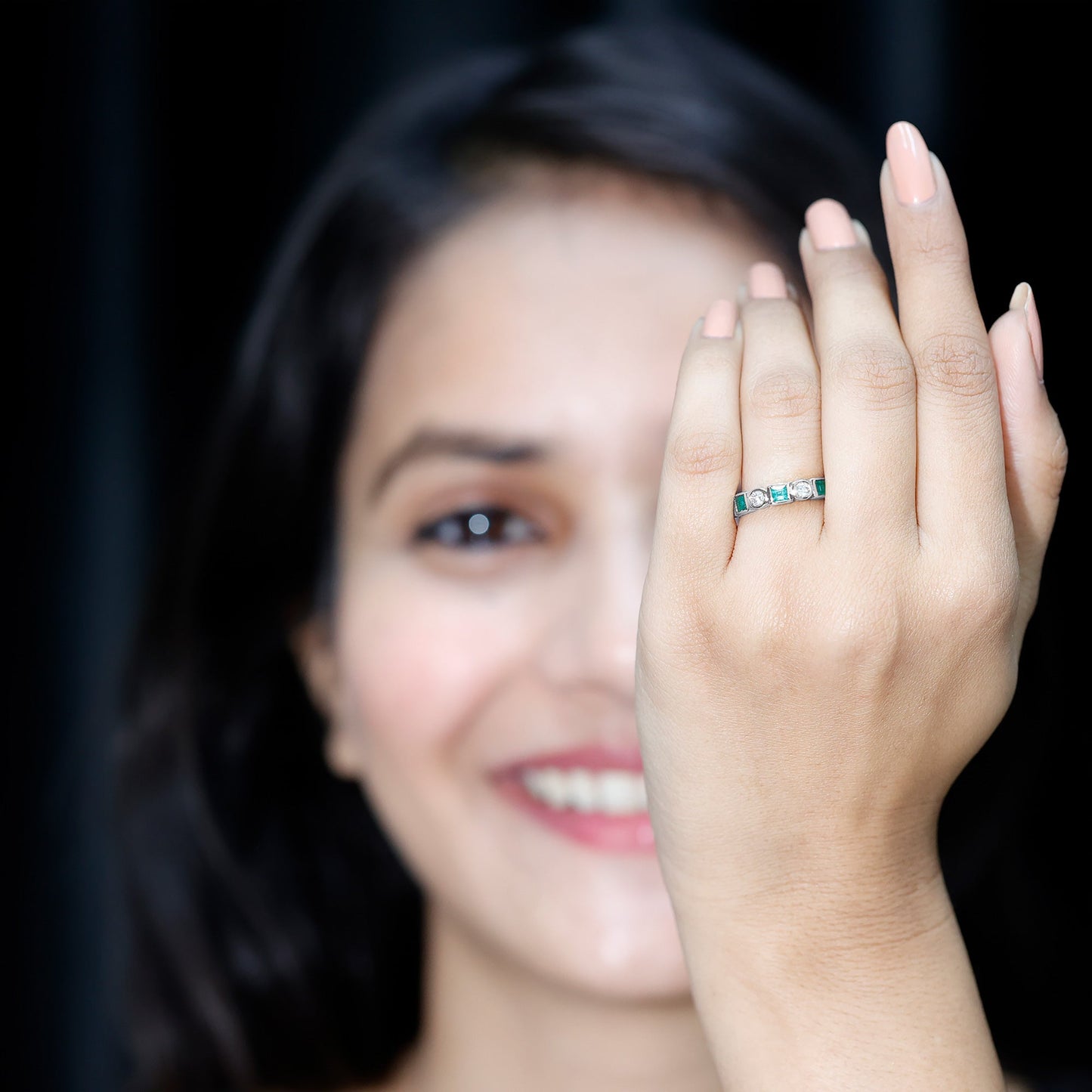 Alianza de boda de medio engaste de esmeraldas y diamantes naturales con montura de bisel