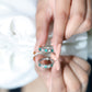 Alianza de boda de medio engaste de esmeraldas y diamantes naturales con montura de bisel