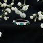 Alianza de boda de medio engaste de esmeraldas y diamantes naturales con montura de bisel
