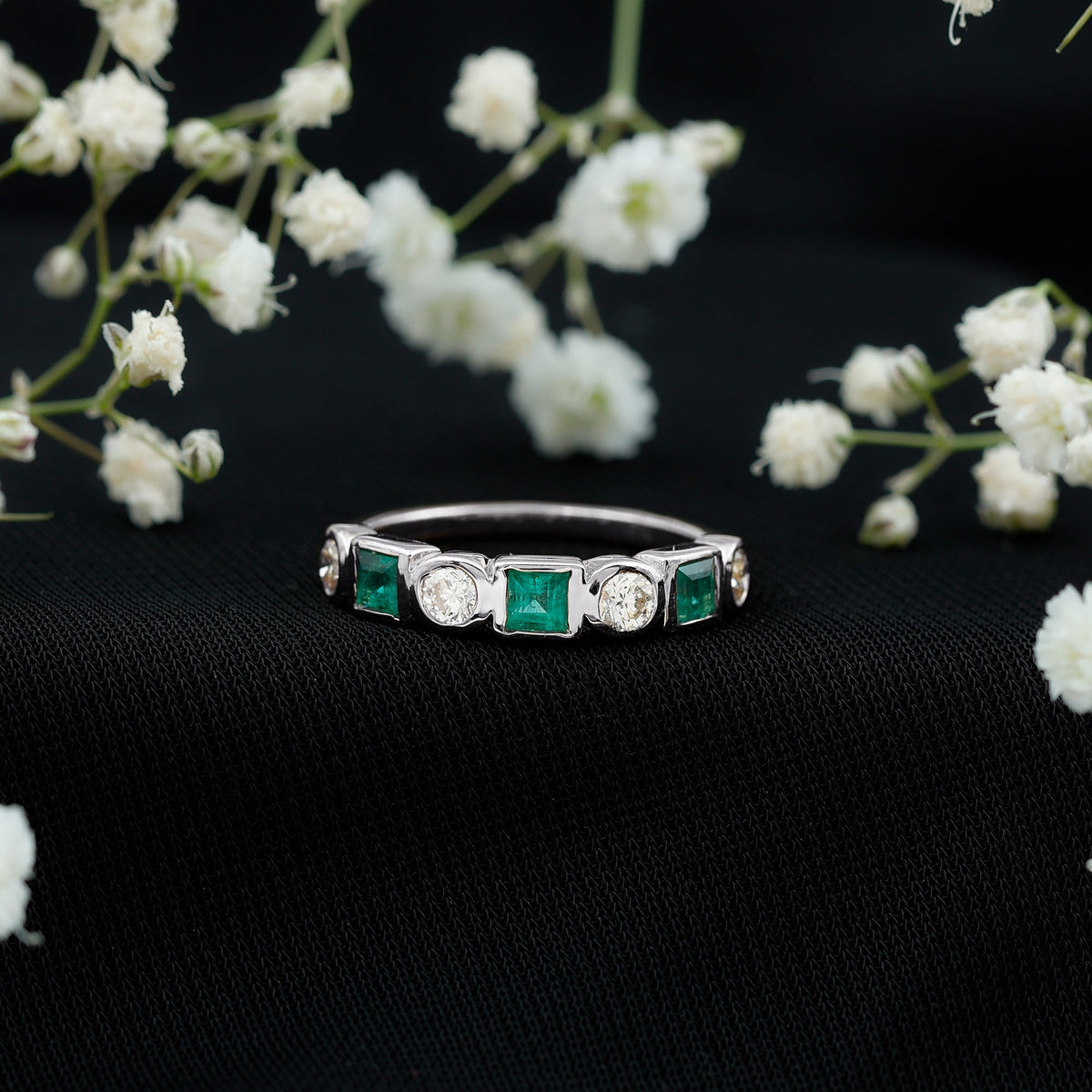 Alianza de boda de medio engaste de esmeraldas y diamantes naturales con montura de bisel