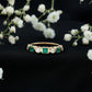 Alianza de boda de medio engaste de esmeraldas y diamantes naturales con montura de bisel