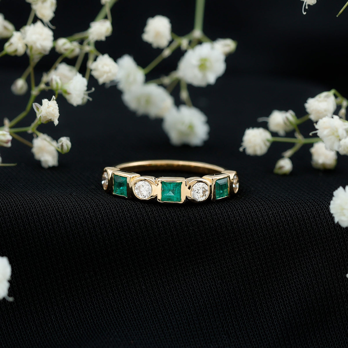 Alianza de boda de medio engaste de esmeraldas y diamantes naturales con montura de bisel