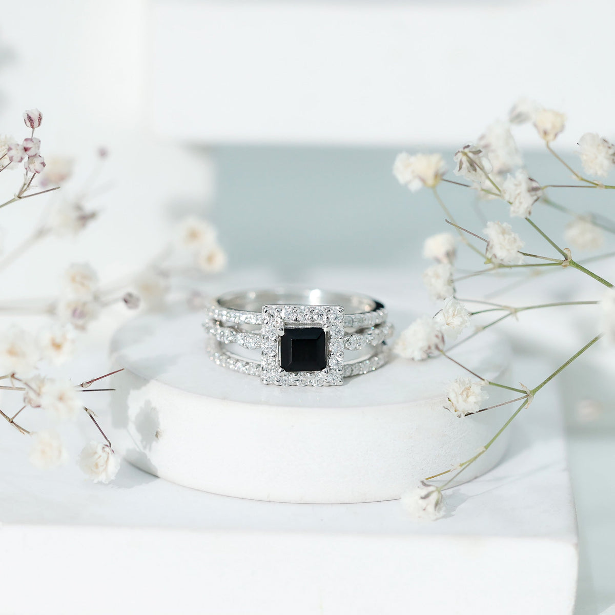 Juego de anillos de boda de ónix negro y moissanita corte princesa