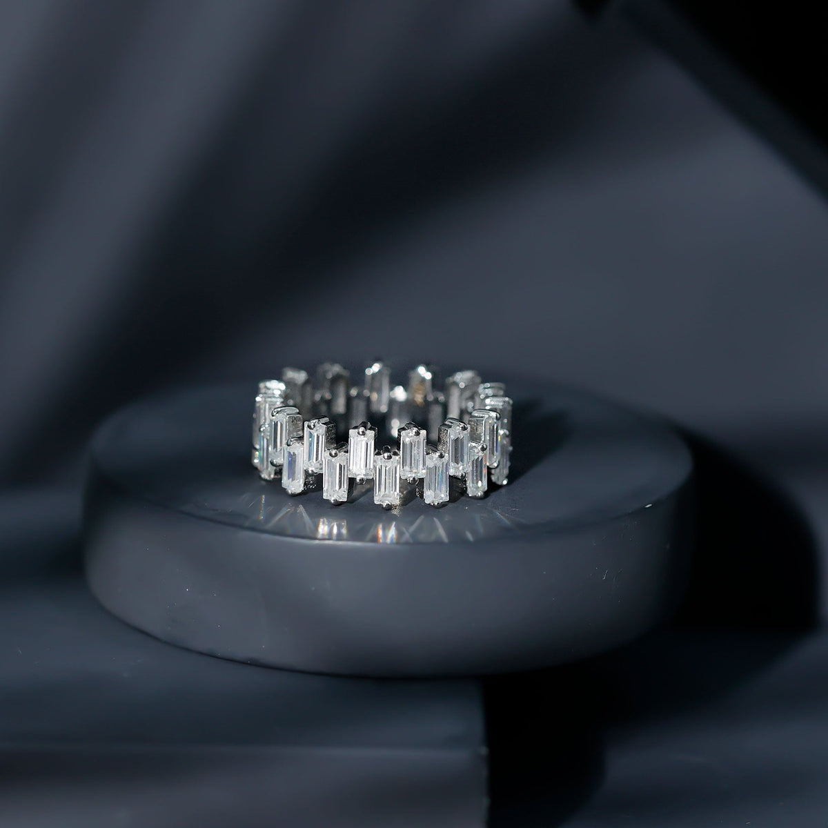 Anillo de banda de eternidad con baguette de moissanita certificada