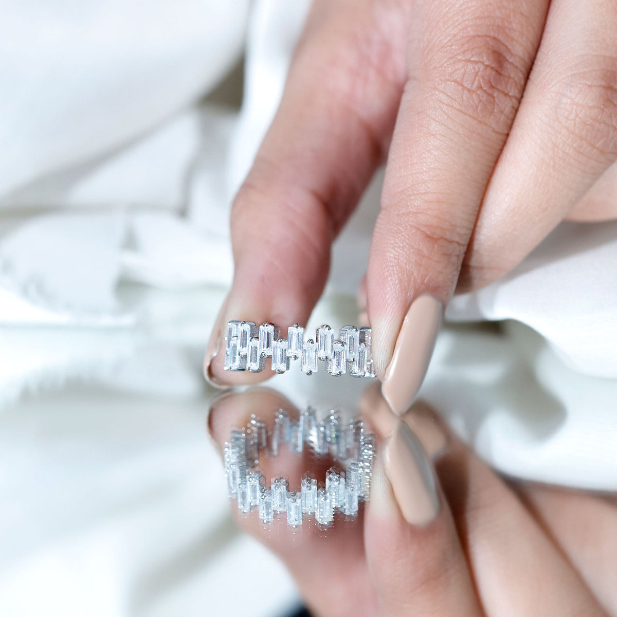 Anillo de banda de eternidad con baguette de moissanita certificada