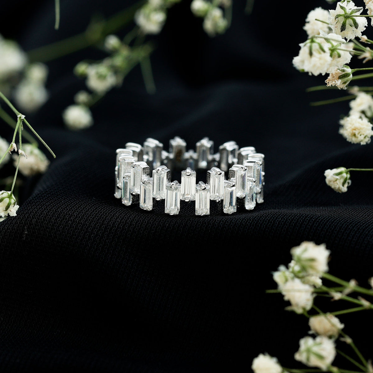 Anillo de banda de eternidad con baguette de moissanita certificada