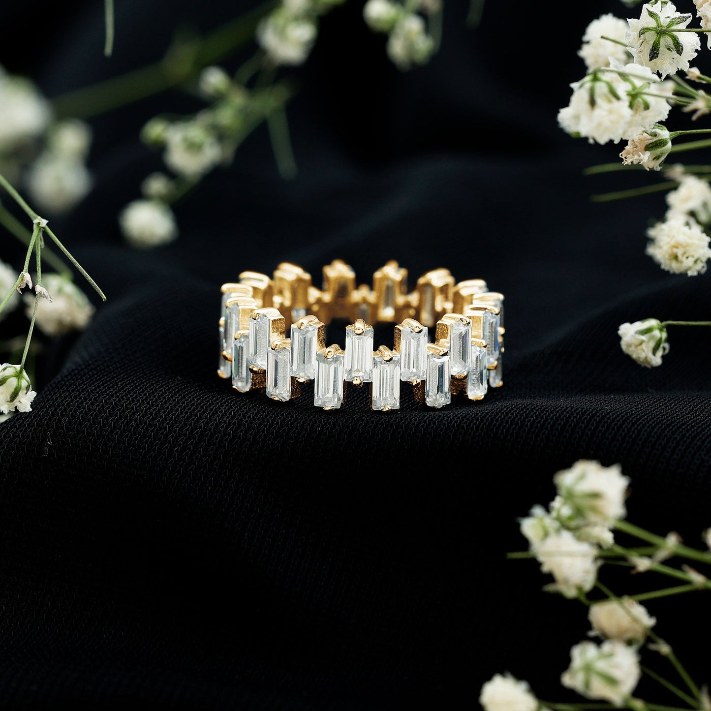Anillo de banda de eternidad con baguette de moissanita certificada