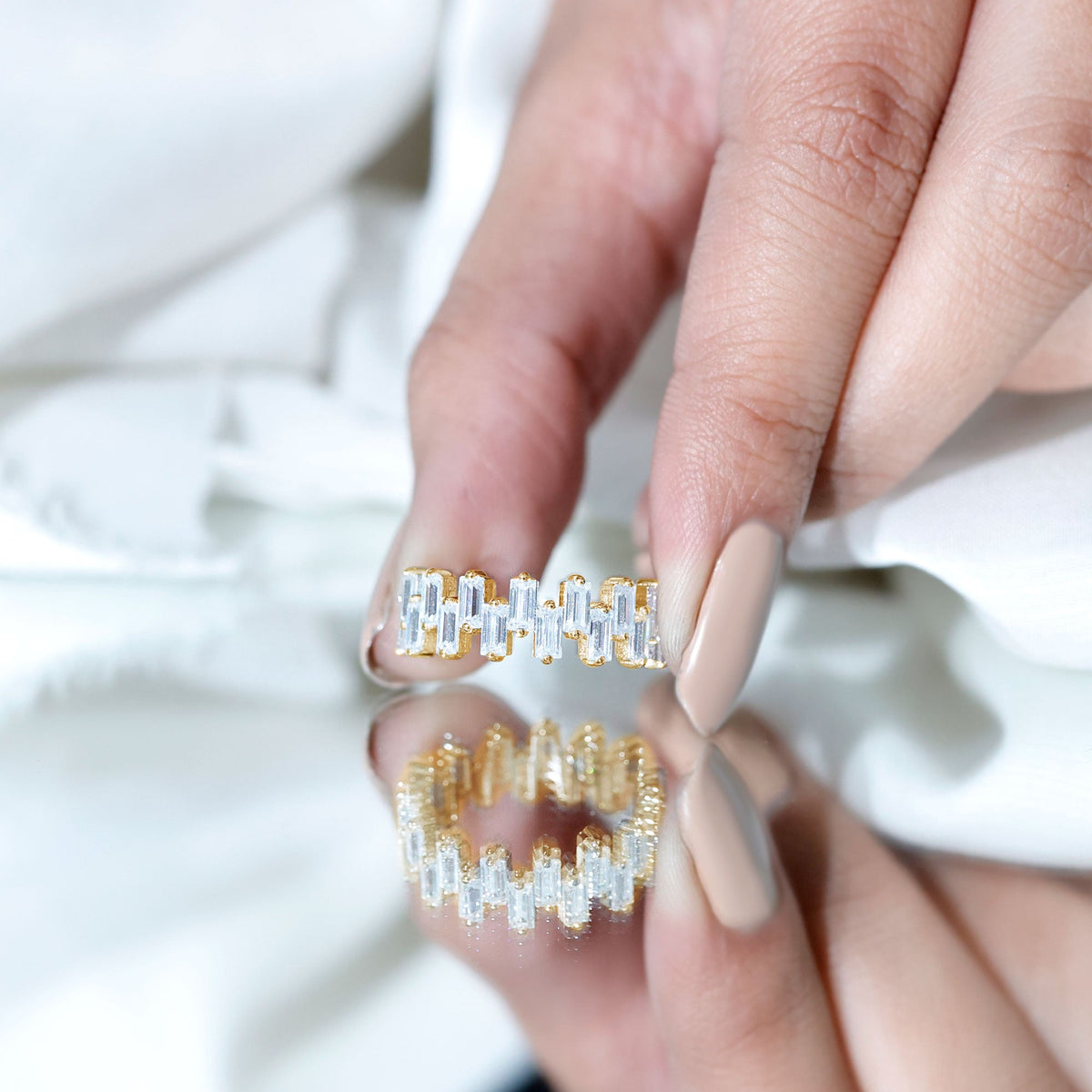 Anillo de banda de eternidad con baguette de moissanita certificada