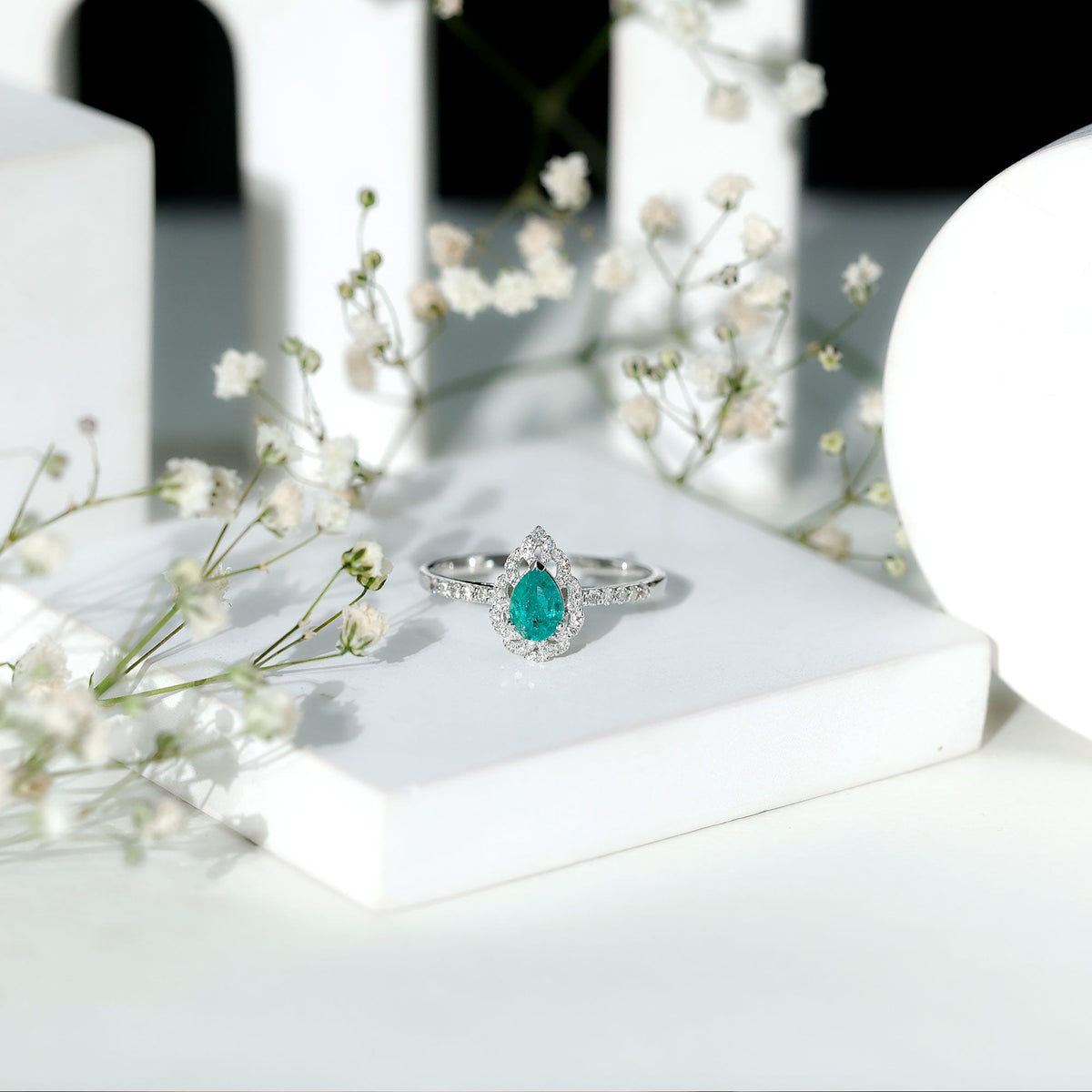 Anillo de compromiso de esmeralda talla pera con diamantes con motivos naturales