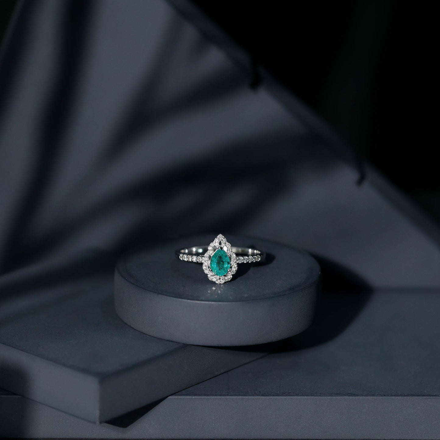 Anillo de compromiso de esmeralda talla pera con diamantes con motivos naturales