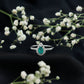 Anillo de compromiso de esmeralda talla pera con diamantes con motivos naturales