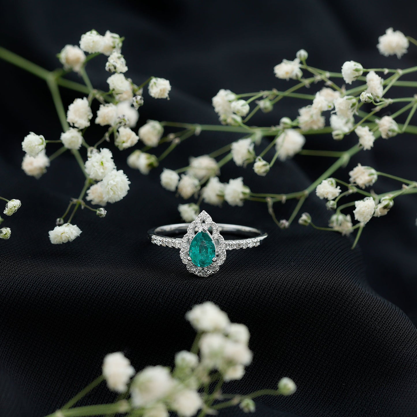 Anillo de compromiso de esmeralda talla pera con diamantes con motivos naturales