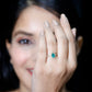 Anillo de compromiso de esmeralda talla pera con diamantes con motivos naturales
