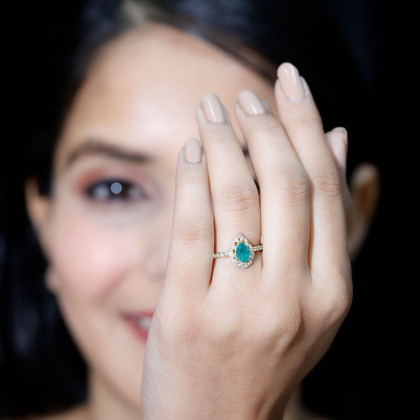 Anillo de compromiso de esmeralda talla pera con diamantes con motivos naturales