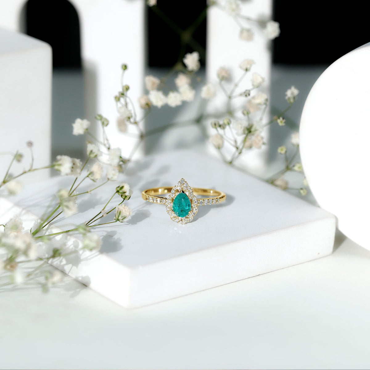 Anillo de compromiso de esmeralda talla pera con diamantes con motivos naturales