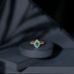 Anillo de compromiso de esmeralda talla pera con diamantes con motivos naturales