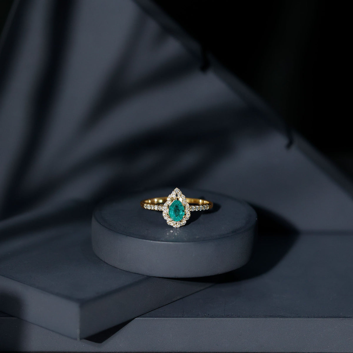 Anillo de compromiso de esmeralda talla pera con diamantes con motivos naturales