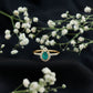 Anillo de compromiso de esmeralda talla pera con diamantes con motivos naturales