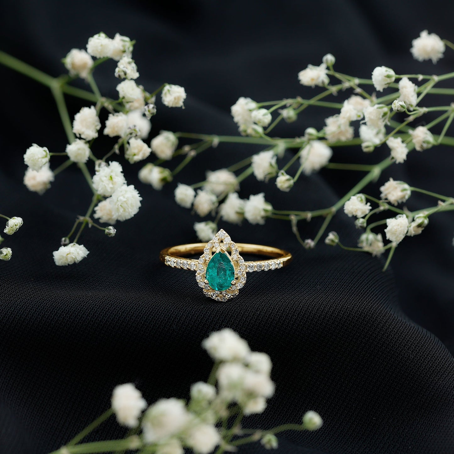 Anillo de compromiso de esmeralda talla pera con diamantes con motivos naturales