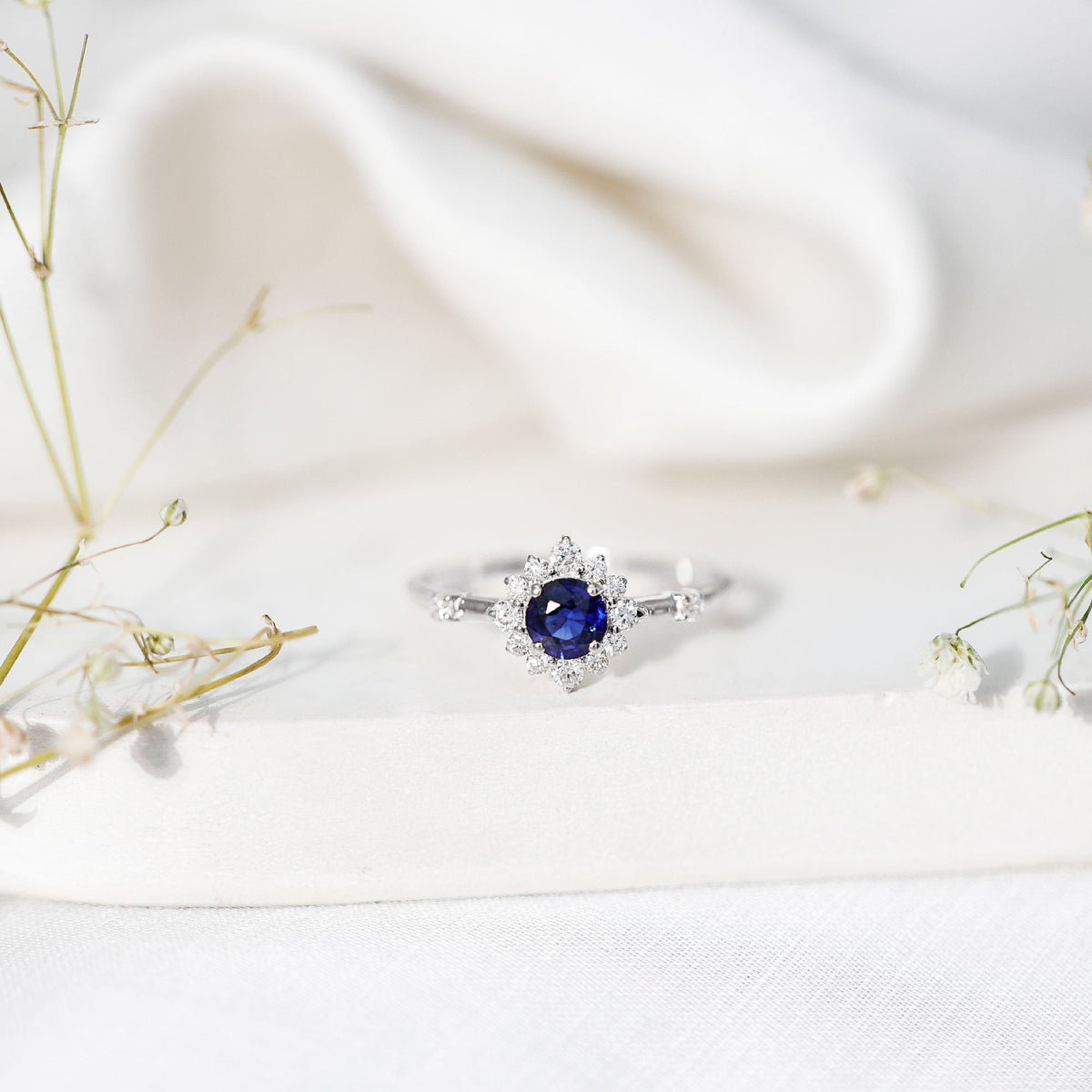 Anillo de compromiso de zafiro azul natural de 0,9 quilates con halo de diamantes
