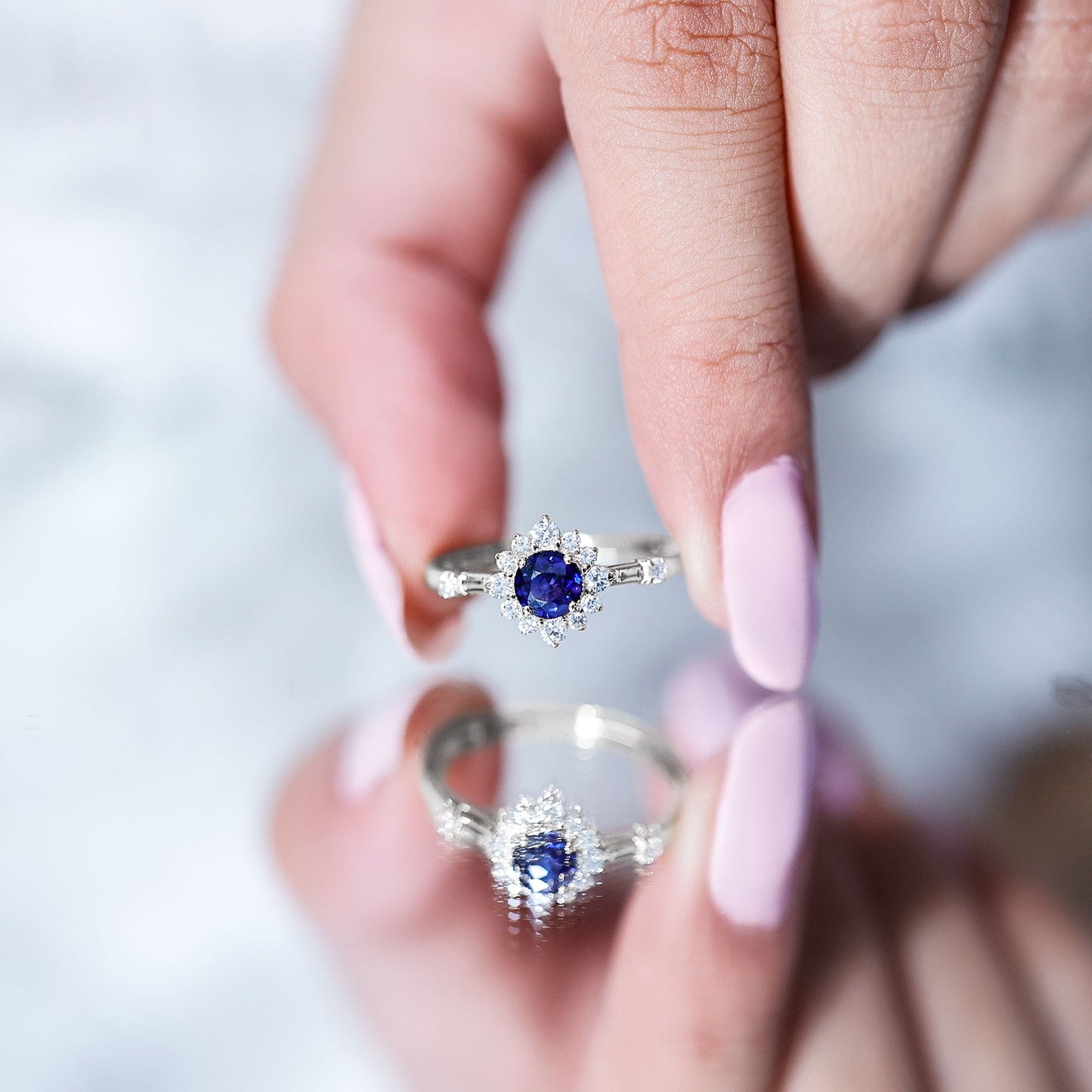 Anillo de compromiso de zafiro azul natural de 0,9 quilates con halo de diamantes